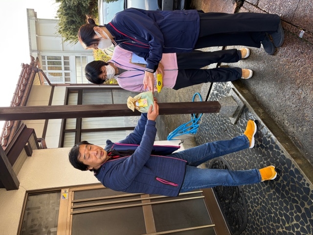 贈り物お渡し写真(中能登町社協との協働企画).jpeg